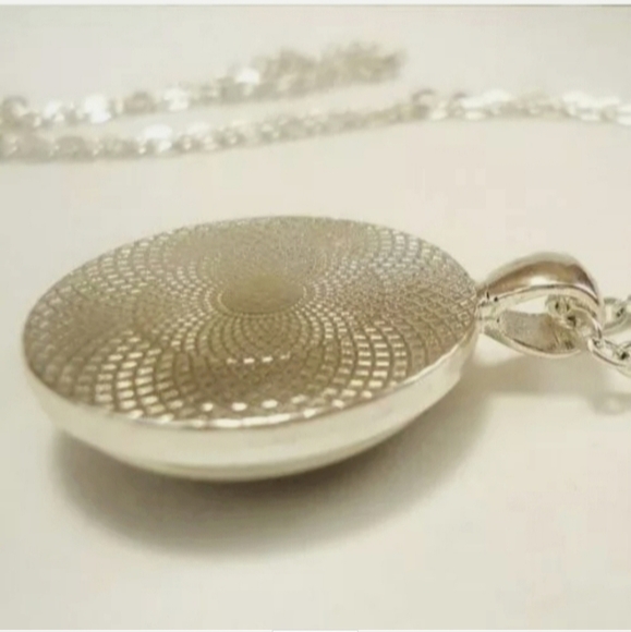 New Peter Pan Never Grow Up! Silver Glass Cabochon Necklace. - Picture 2 of 5